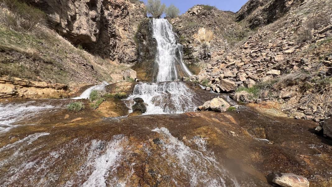 Karlar eridi Susuz Şelalesi’nde kartpostallık görüntüler oluştu - Resim: 12